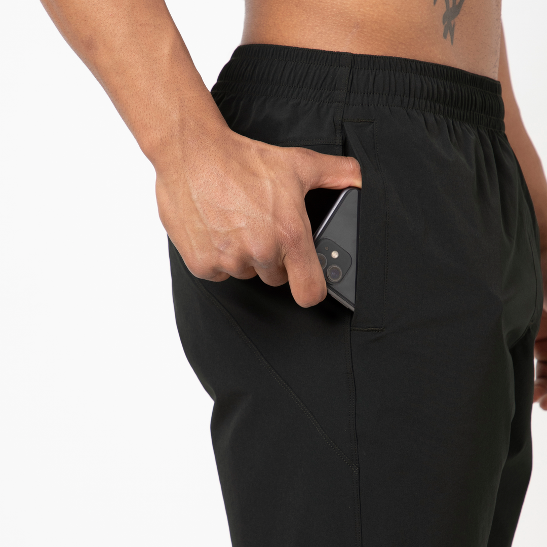 Atlas Short 7 Black close up phone pocket