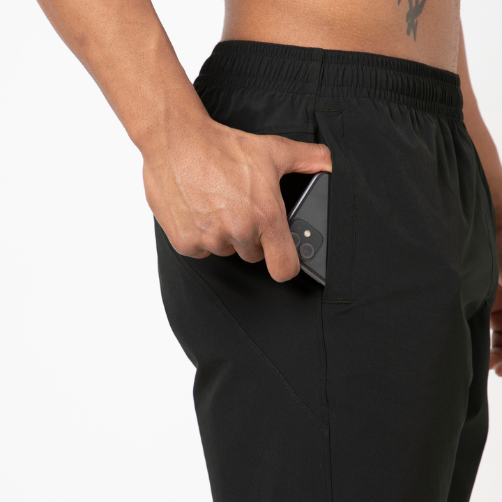 Atlas Short 7 Black close up phone pocket