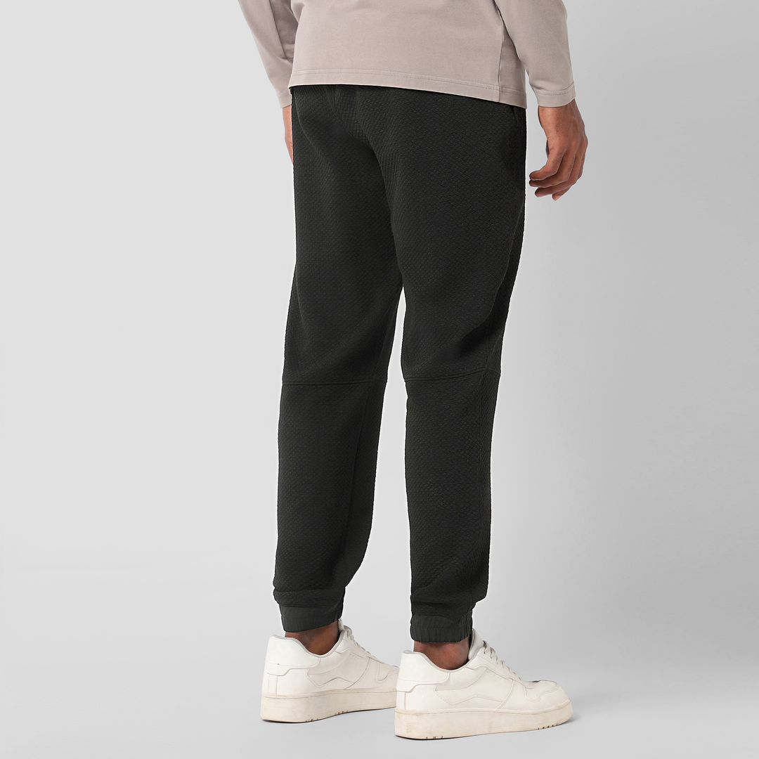 Roam Jogger Black back on model