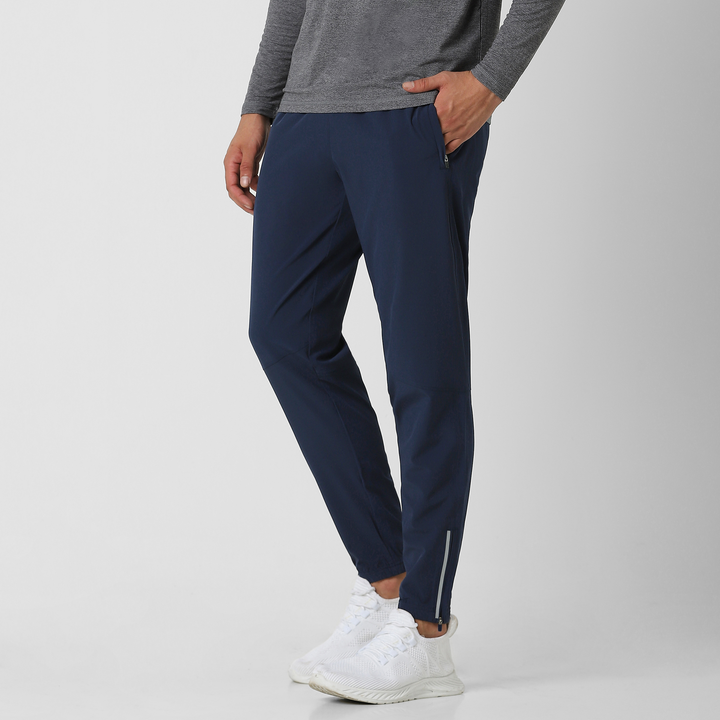 Run Jogger Navy side on model