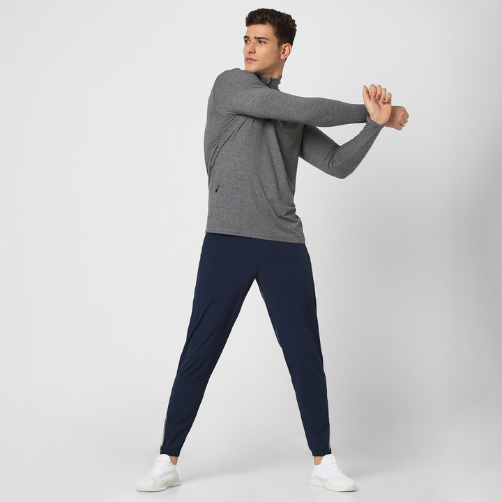Run Jogger Navy full body on model