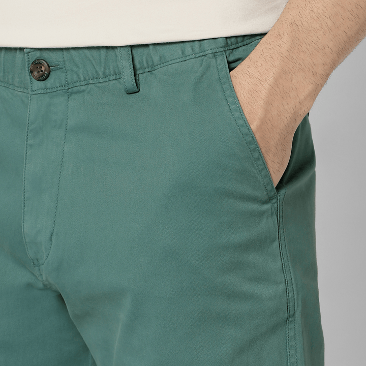 Stretch Jogger Lagoon close up front on model